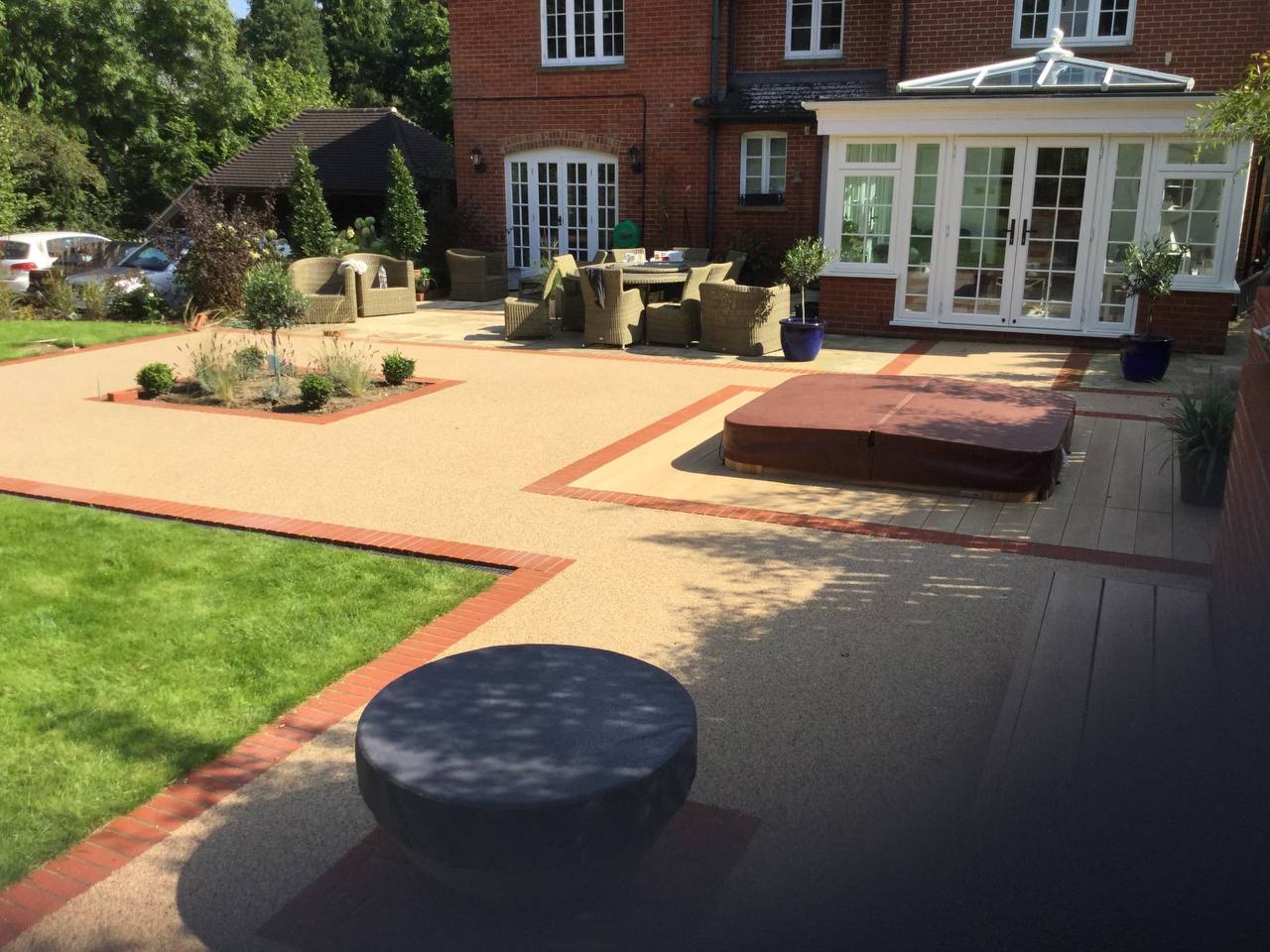 This is a photo of a resin patio installed in Belfast by Belfast Resin Driveways